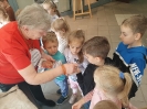 Delfinki na warsztatach z twórcami ludowymi w SOK Kuźnica 22.10.2024