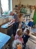 Skrzaty na warsztatach edukacyjnych u Pana Włodzimierza Ciszka