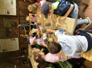 Skrzaty na warsztatach edukacyjnych u Pana Włodzimierza Ciszka